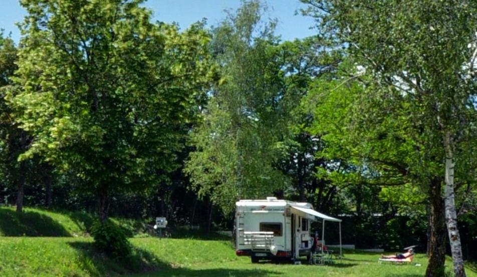 Des emplacements ombragés et spacieux : chacun y trouve sa place !