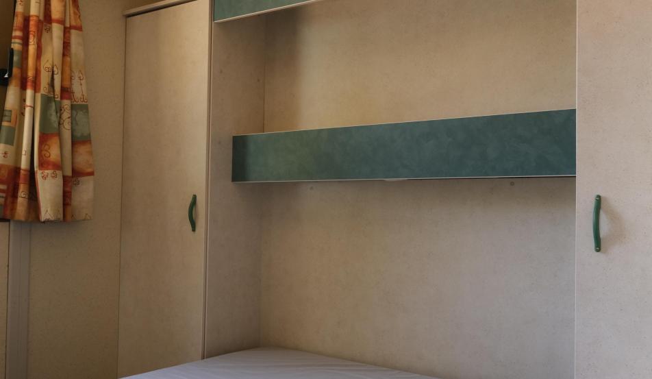 Camping Serre-Ponçon Chalet 5 personnes chambre double bord du lac