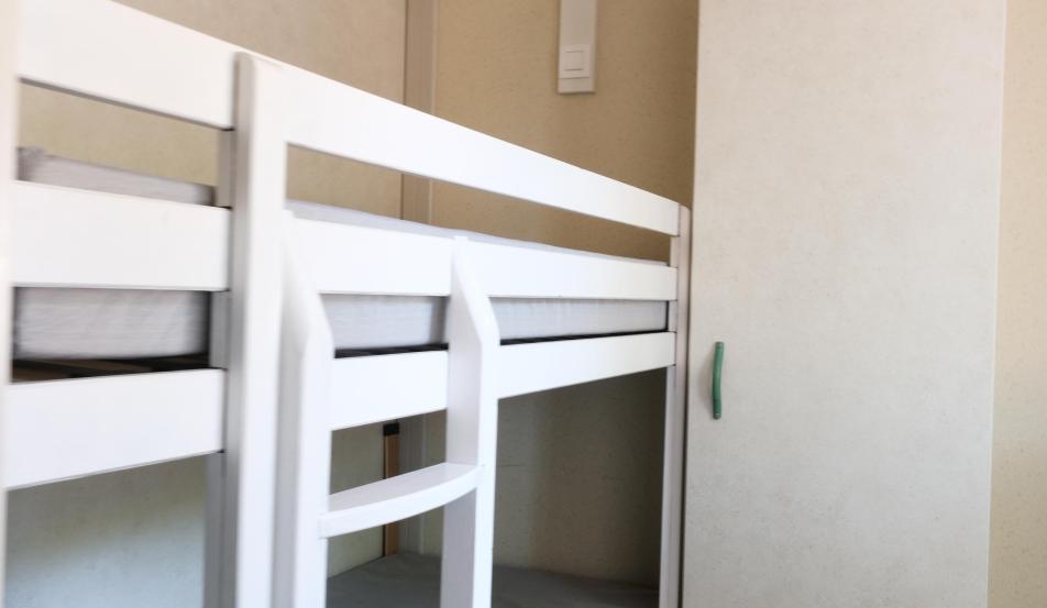 Camping Serre-Ponçon Chalet 5 personnes chambre enfant bord du lac