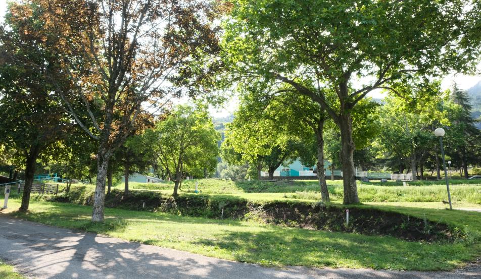 Camping Serre-Ponçon emplacement tente ombre lac