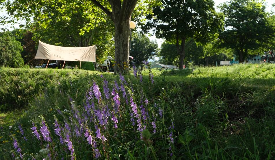 Camping Serre-Ponçon emplacement moto vélo randonneur 2 roues vue lac