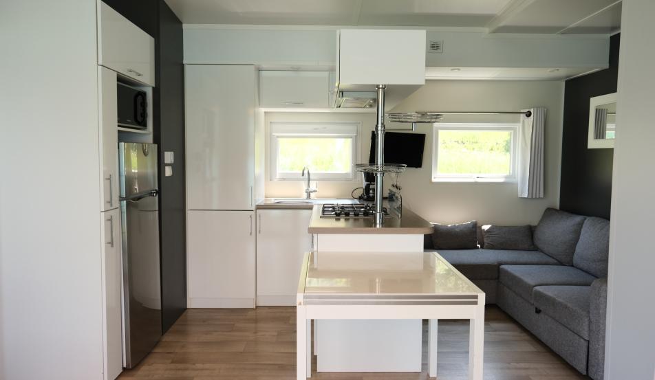 Camping Serre-Ponçon mobil-home 5 personnes séjour vue lac