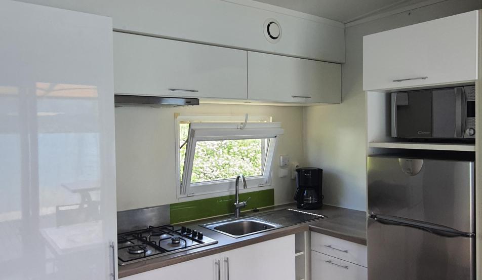 Camping Serre-Ponçon mobil-home cuisine vue lac