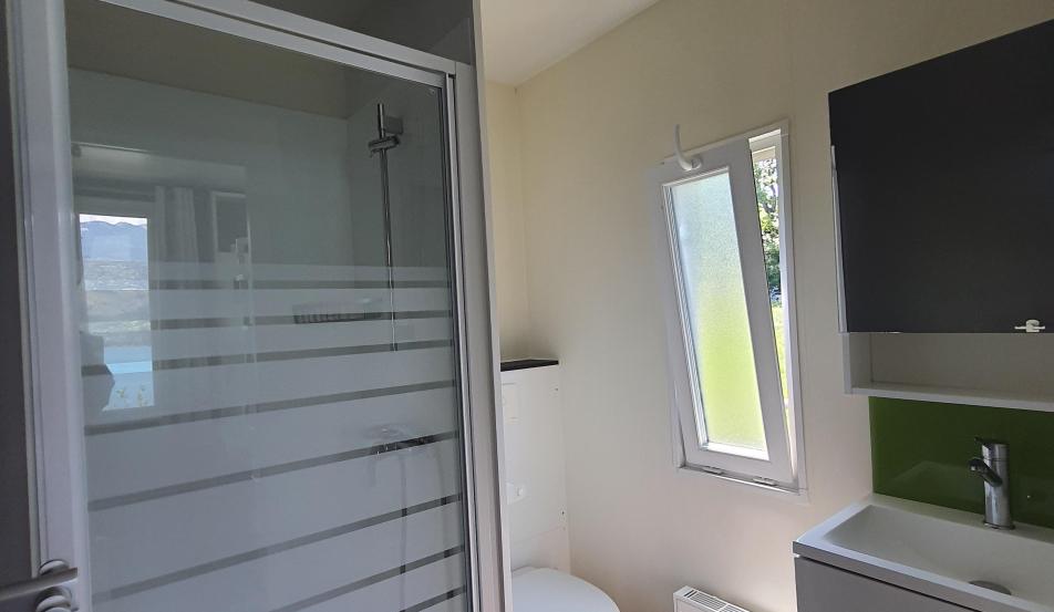 Camping Serre-Ponçon TAOS bord du lac salle de bain