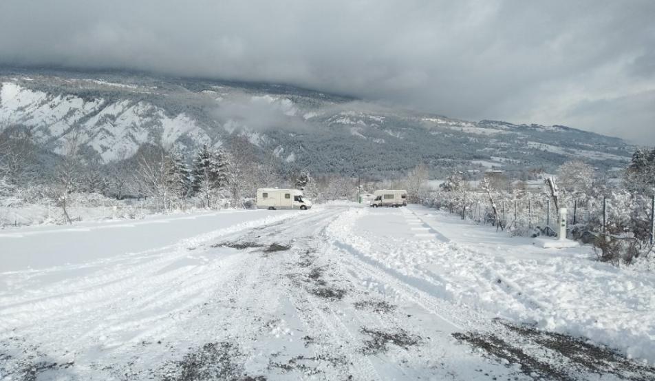 Camping Serre-ponçon aire de camping-car vue lac