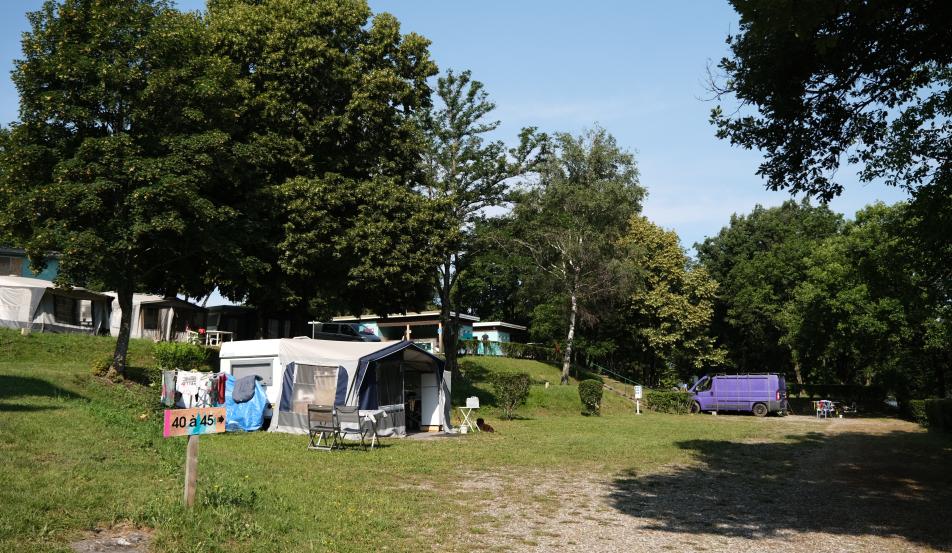 Camping Serre-ponçon emplacement tente vue lac
