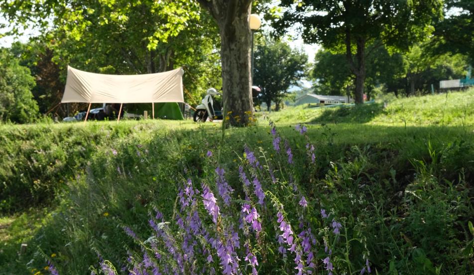 Camping Serre-ponçon emplacement van vue lac