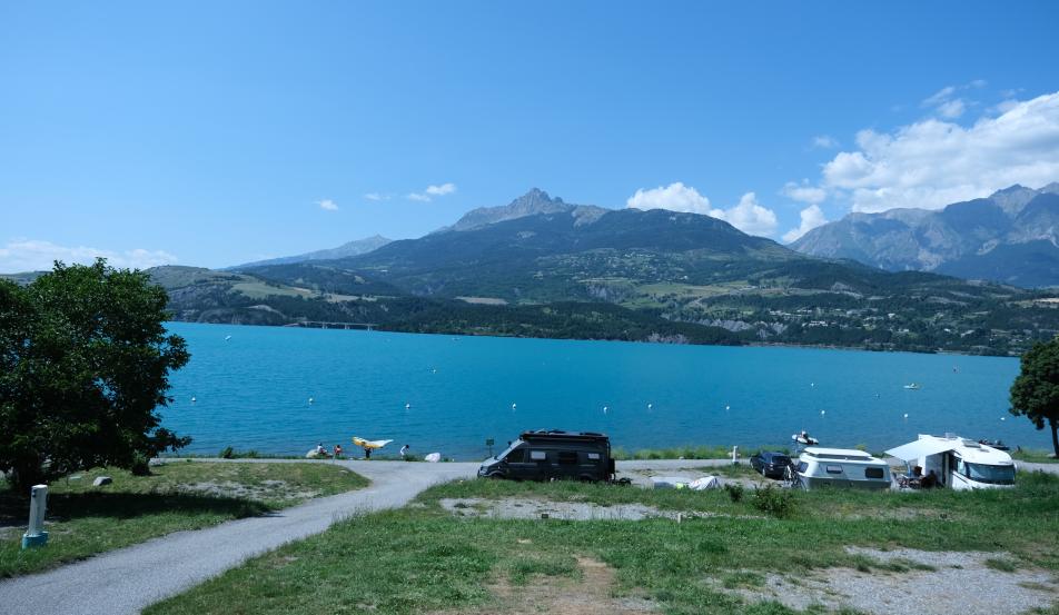 Camping Serre-ponçon emplacement soleil bord du lac