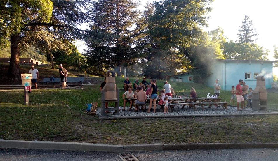 Camping Serre-Ponçon Espace barbecue lac