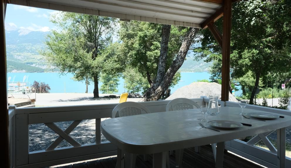 Camping Serre-Ponçon Chalet 5 personnes terrasse ombre bord du lac