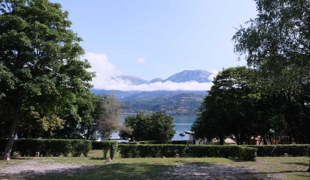 Camping Serre-Ponçon emplacement van camping-car tente de toit ombre lac