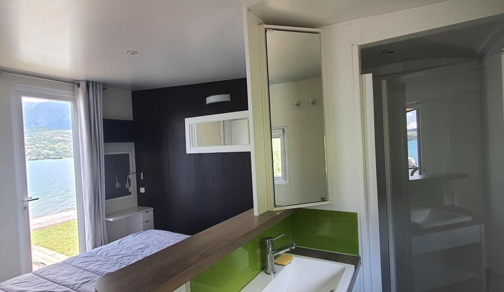 Camping Serre-Ponçon TAOS 6 personnes salle d'eau chambre lac
