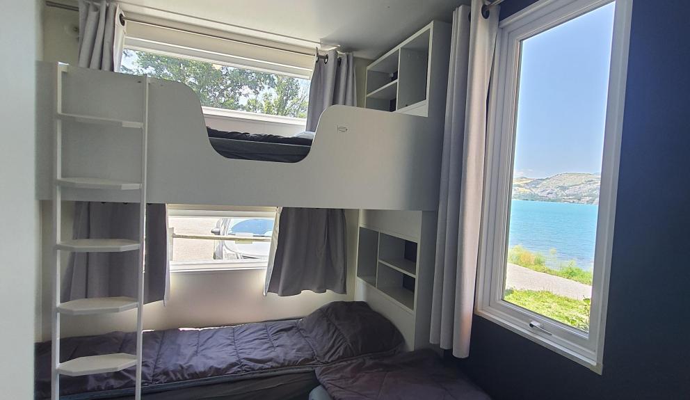 camping serre ponçon TAOS chambre 3 lits simples bord du lac