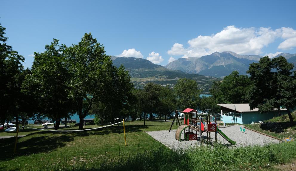 Camping Serre-ponçon aire de jeux 